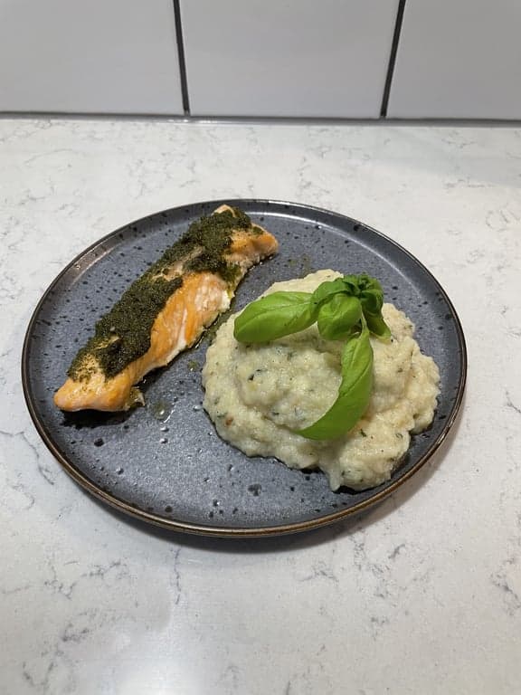 Pestolax med blomkålspuré, ett av recepten i appen