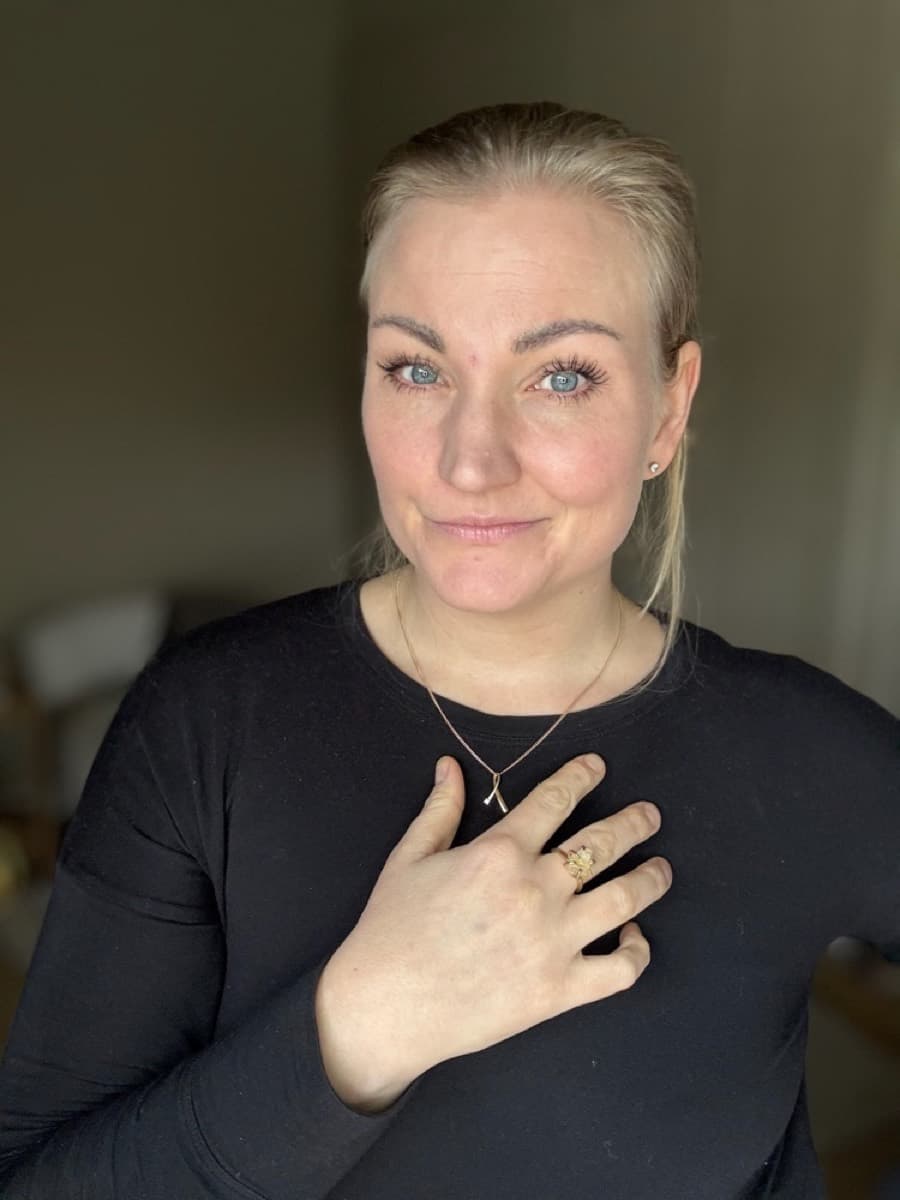 Charlotte Steinwig hemma, hand mot hjärtat
